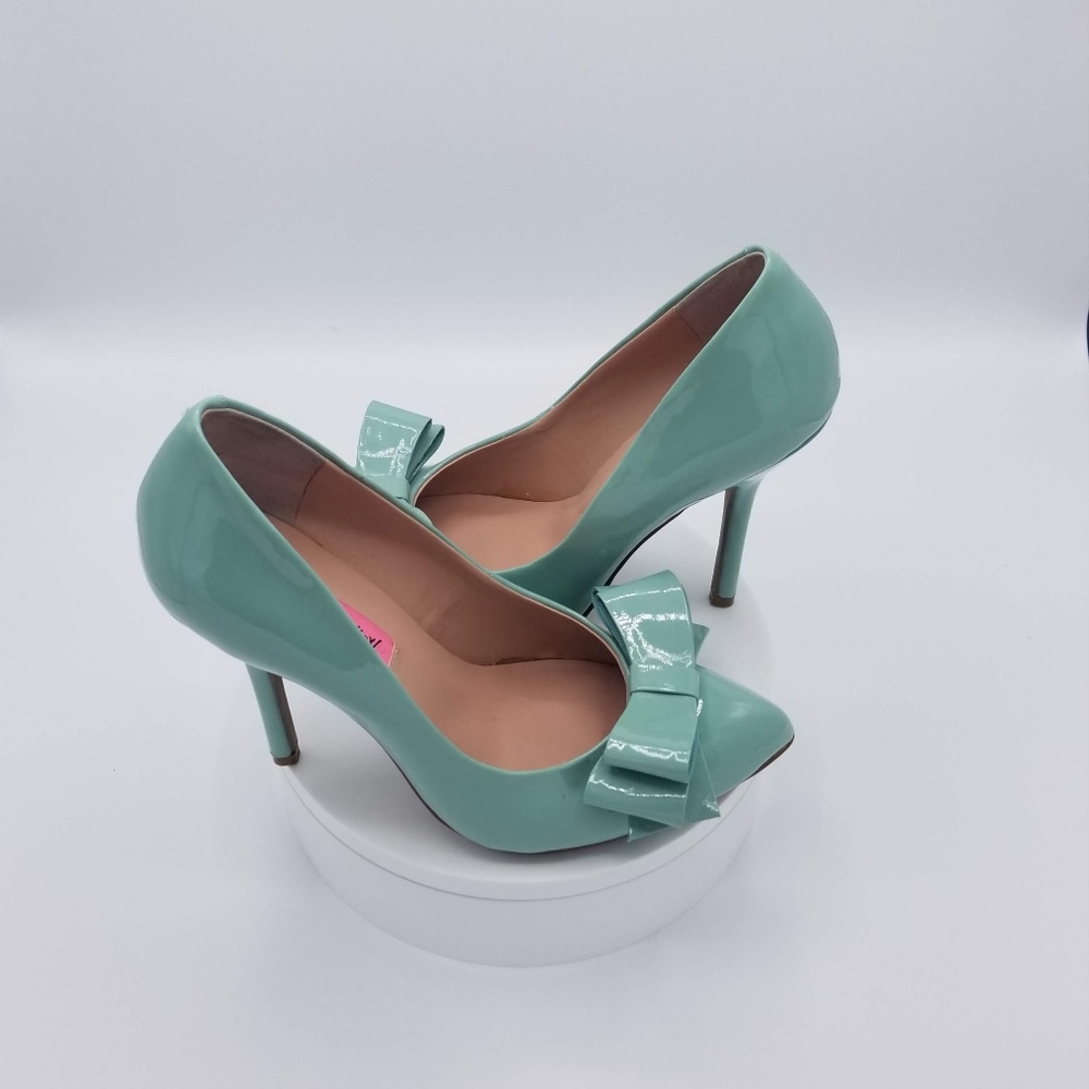 Betsey Johnson Shoes size 6.5